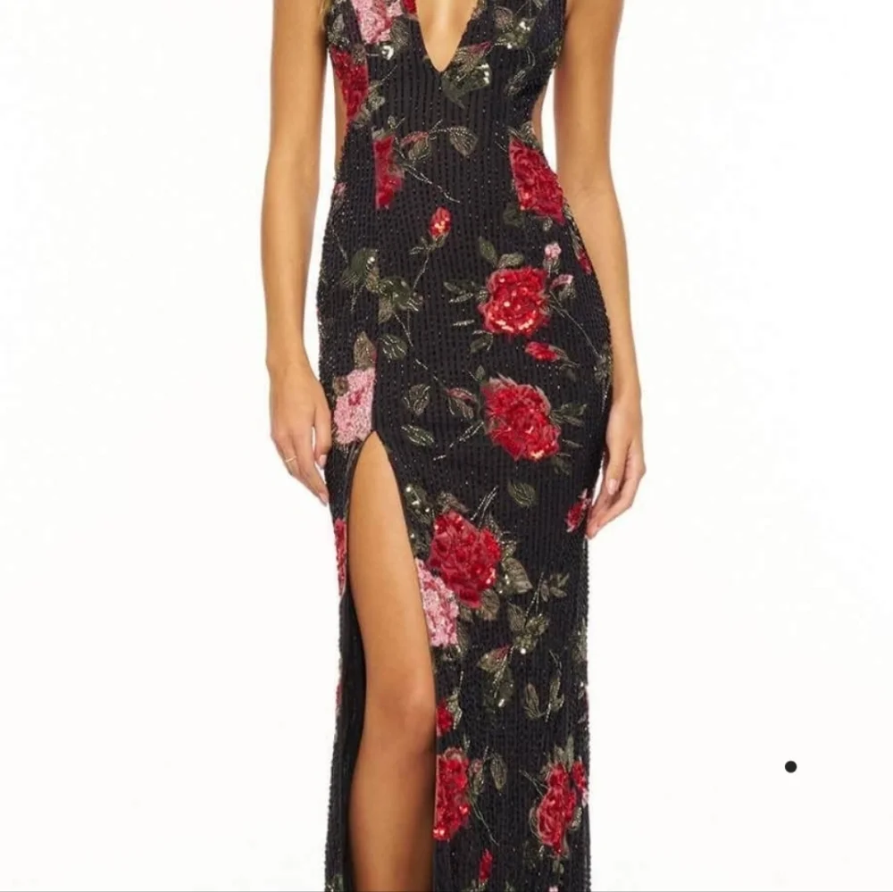 black and red rose prom dress Black Velvet Strapless Quinceanera Dresses with Red Rose Embroidery Ball  Gown